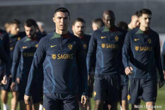 欧冠足球衍生品热销，粉丝追逐心中的英雄的简单介绍