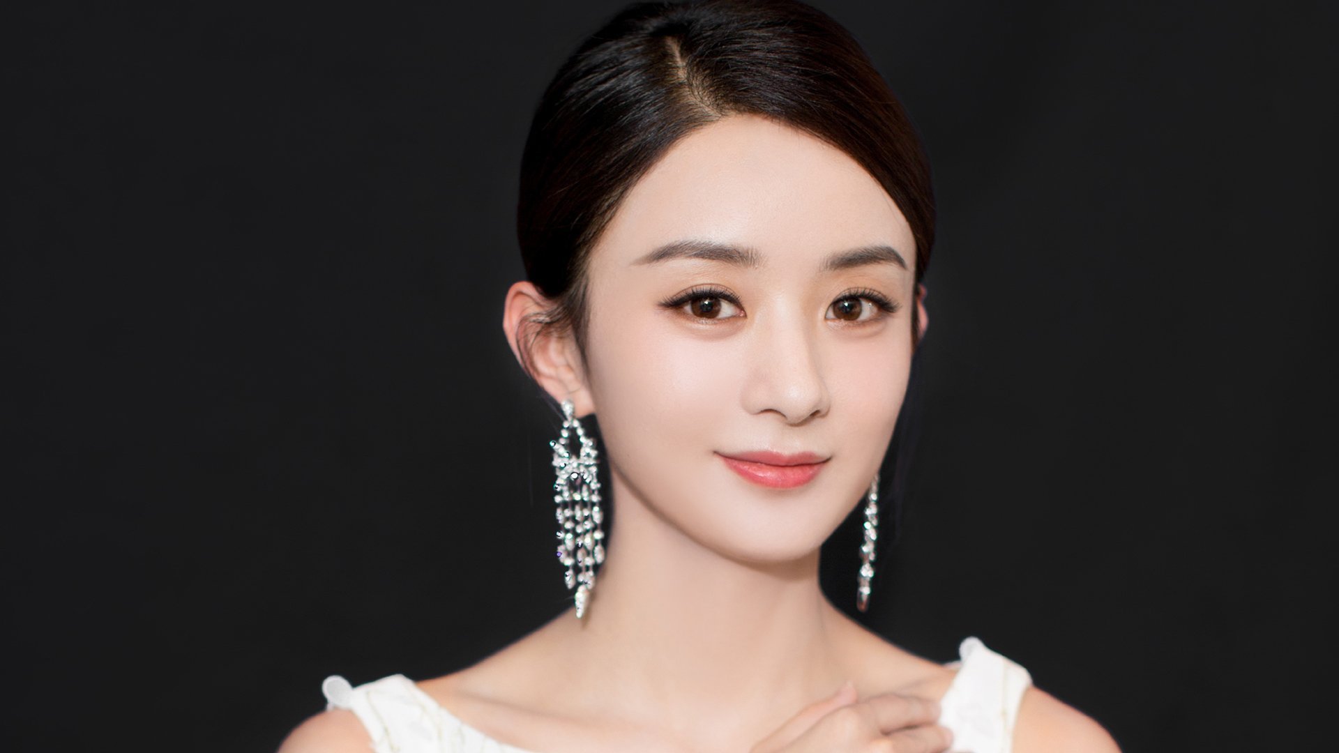 热刺后防稳固，白百合目标欧战，热刺绰号白百合